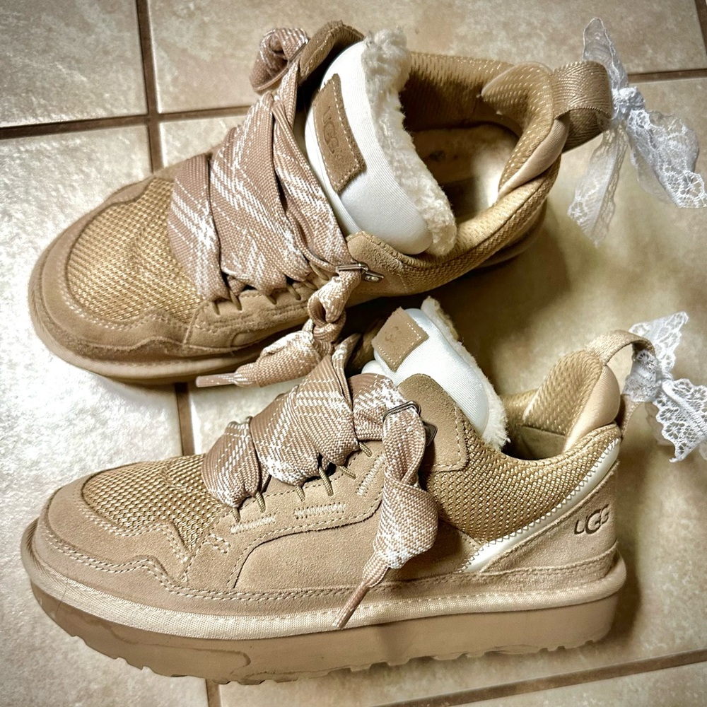 Women’s UGG Lowmel Sneakers in Sand EUC